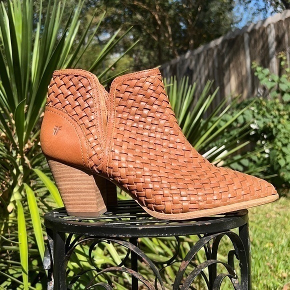 ▶️ Frye ◀️ Cognac Cut Out Woven Booties Size 9